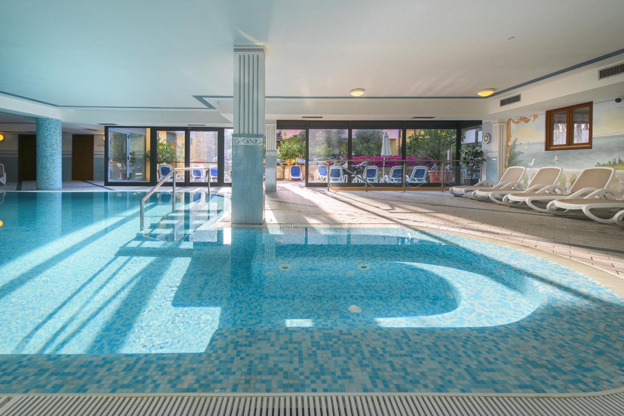 Hotel Garda Bellevue Лимоне сул Гарда Екстериор снимка