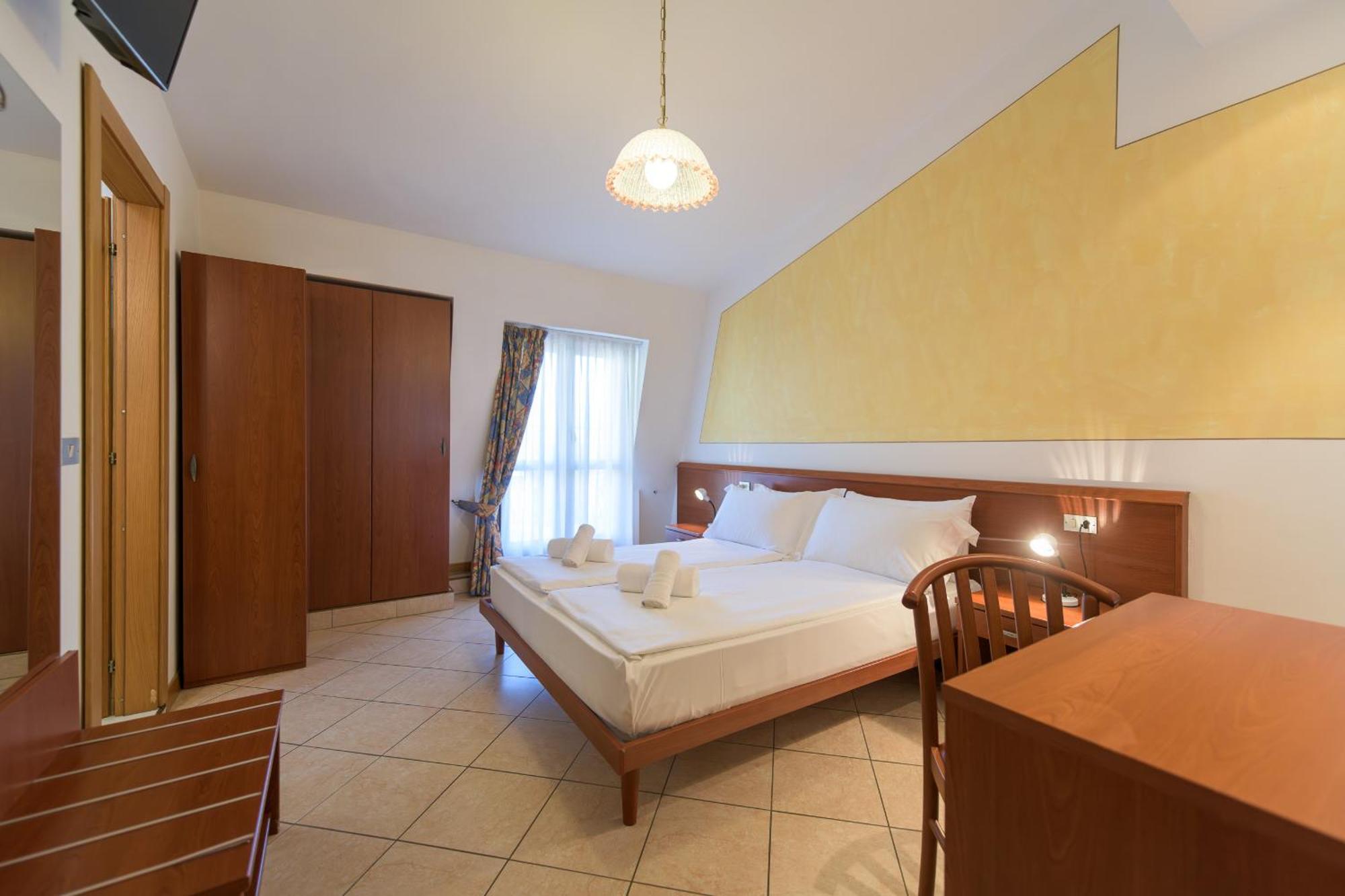 Hotel Garda Bellevue Лимоне сул Гарда Стая снимка